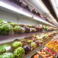 LED-Röhren im Supermarkt (AdobeStock/06photo)