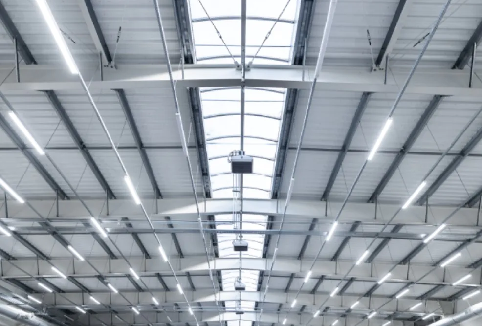 Wannenleuchten unter der Decke einer Lagerhalle