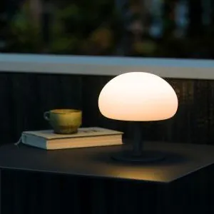 Designer Lampe auf dem Nachttisch