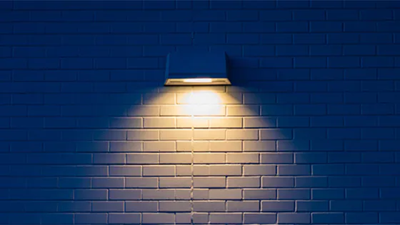 LED-Strahler beleuchtet weiße Wand